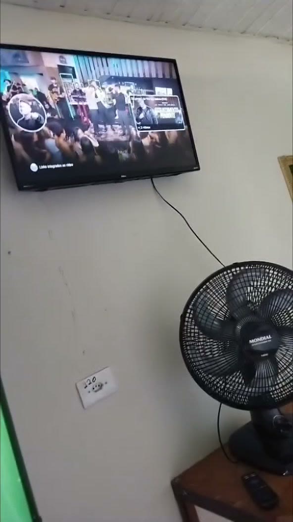 Apartamento com ventilador e TV